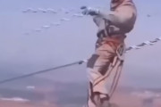 海外「このおっさん何してんの？」　世界に存在するガチでヤバ過ぎる仕事が海外で話題に・・・←ヒュンってなったわ