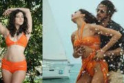 海外「映画館を破壊するヒンドゥー教徒たち。理由は女優がサフラン色のビキニを着ていたから」
