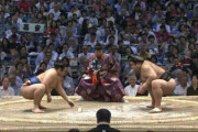 日本の相撲の取り組みに海外も魅了される（海外の反応）