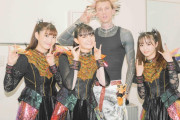 【海外】サマーソニック2026のバックステージで、MOAMETALがマシン・ガン・ケリーをサポート