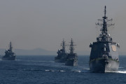 米海兵隊員が自衛隊に「日本のアニメの抱き枕カバー」を見せつける動画が世界中で話題に！【タイ人の反応】