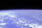 有人起動ユニットのみを使い、命綱なしで宇宙遊泳をした最初の人類が海外で話題に
