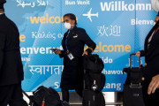 海外「米政府が飛行機や電車内でマスクを義務化する法案を却下」
