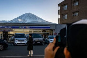 【海外の反応】日本がマナーの悪い外国人観光客のために富士山を視界から遮る幕を設置　海外の反応「簡単な解決策はない、日本はもっと厳しくする必要がある」