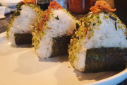 海外「Onigiriは今や日本だけのものではない！」自慢げにおにぎりを作る外国人ｗｗｗ
