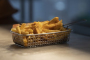 マクドナルドの店員、揚げたてポテトを要求する客に2度揚げしたポテトを提供し物議を醸す