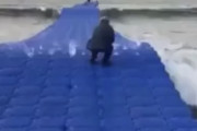 海外掲示板に投稿された「組み立て式浮きドック」と題された映像が不思議すぎる件　海外の反応