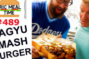 海外「これはすごい！！！」日本に住む外国人コンビが高級食パンと和牛で作ったハンバーガーに仰天！