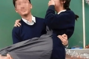 香港教師の女子生徒お姫様抱っこに調査、韓国では「生徒が笑っているのに大げさでは」と疑問の声