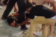 海外「手錠をかけられている黒人からネックレスを奪おうとする黒人カップル」