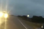 海外「アメリカ、わざと走行中の車の前に出てサイドミラーを破壊していく警察」