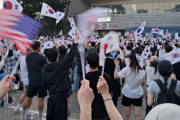 韓国人「蚕室で『不正選挙、再選挙！』と叫び、星条旗を振って『ユン・アゲイン』を叫ぶデモ隊が話題に」