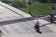 高齢者のバイクが踏切で転倒…直後の救出劇が信じられないほど完璧だと称賛を集める