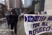 海外「無料の住居を求めて市役所を占領するアメリカの難民たちwwww」