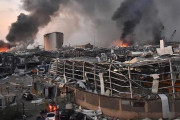 【異常な反射神経】レバノン爆発の瞬間、メイドさんが身を挺して少女を守り抜く！