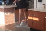 海外「【閲覧注意】 自分をゾンビだと思ってマクドナルドを襲撃する白人」
