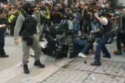 香港人「香港警察はチャイナチの道具となっている」 ウイグルの人権デモをしていた香港人達が警察に殴られる