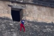 海外「世界遺産チチェン・イッツァに無断で登って群衆から非難される馬鹿観光客」