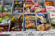 外国人Youtuberがコンビニアイスを求めて夏の夜を探検⁉外国人「夜中にアイスやお菓子を食べながら散歩するのは楽しいよね」