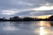 凍った湖に大きい氷を投げて聞こえる音が不気味だと話題に　海外の反応