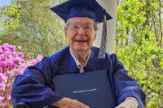 【海外】65年の時を経て、88歳女性が夢の大学卒業を果たす—人生を変える学びの旅とは？