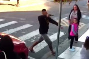 海外「【閲覧注意】 女に撃たれて強盗に失敗する男」