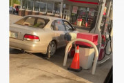 なぜ！？奇妙な方法で給油するおばさん