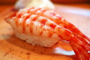 日本の寿司は刺身と米、どっちに醤油をつけて食べるんだ？