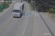 輸送中のビールを道路にぶちまけてしまったトラック