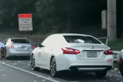 アメリカで現金輸送車から札束がバッサー！！通行人が人目もはばからず紙幣を拾いまくる様子が撮影され話題に！！