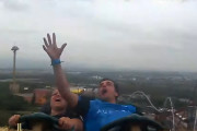 ジェットコースターに乗っている最中、飛んできたスマートフォンを見事にキャッチしてしまう動画が話題に！