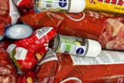 海外「空港のスタッフはどんな反応するだろうか…」日本旅行するための荷物に大量の…（海外の反応）