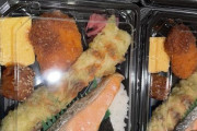 外国人「日本だったらこの弁当が3ドル未満で食べられるぞ！」