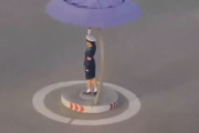 海外「見えない車が走ってるの？」　北朝鮮さん、ひとけ無い交差点にて全力の交通整理！　