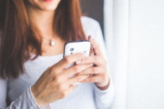 10代の子供のスマホの中身をチェックする母親。料金を支払っているから見る権利があると主張し物議を醸す