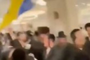 海外「ウクライナ国旗を掲げてロシア国旗を踏みつけるユダヤ人達」