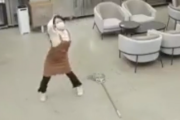 どうせ誰もこないし踊りでも踊ったろ。掃除に飽きたのでひとりで踊ってたら・・・。海外の反応
