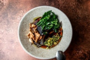 アメリカ人男性がコストコチキンで担々麺づくりにチャレンジ！「中国のとは違うね！」「名古屋で食べてからずっと探してた！」海外の反応