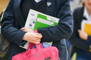 「学校の制服は抑圧の象徴だ！子供たちが自分を表現できるよう廃止すべき」 議会で提案され波紋を呼ぶ
