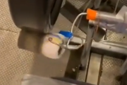 これでコロナ対策万全。エスカレーターの手すりを消毒機械を自作で作ってみた。海外の反応