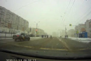 信号無視のタクシーが猛スピードで横断歩道に突っ込む！歩行者逃げてぇぇぇ！！！！
