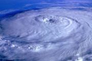 「台風やハリケーンは赤道を越えたことがない…」観測地図が注目を集める