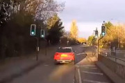 海外「イギリス、救急車の通行を妨害し続けるドライバー」