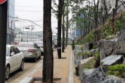 韓国人「歩くだけでも疲労がたまるという韓国の歩道」