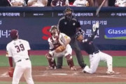 【海外の反応】韓国野球での凄まじいバット投げをご覧ください「フェンスを越えたのか？」
