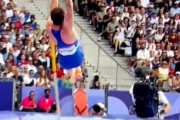 【海外の反応】フランスの棒高跳び選手、アレがデカすぎてメダルを逃す「人生においては勝者」