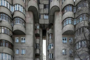 外国人「コンクリート建築の極地みたいな建物を見せていく！」