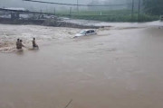 緊張の瞬間！増水した川に取り残された車を救え