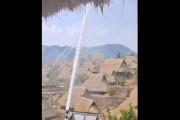【海外の反応】中国・翁丁村の建物を火災から守る水鉄砲　海外の反応「山火事の季節に役立つ、21世紀の散水システムだが伝統のように感じる」