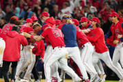 【海外の反応】エンゼルスさん、濃密すぎる試合をする「大谷人形、トラウト2発、レンドンの珍本塁打、新人がノーノー」